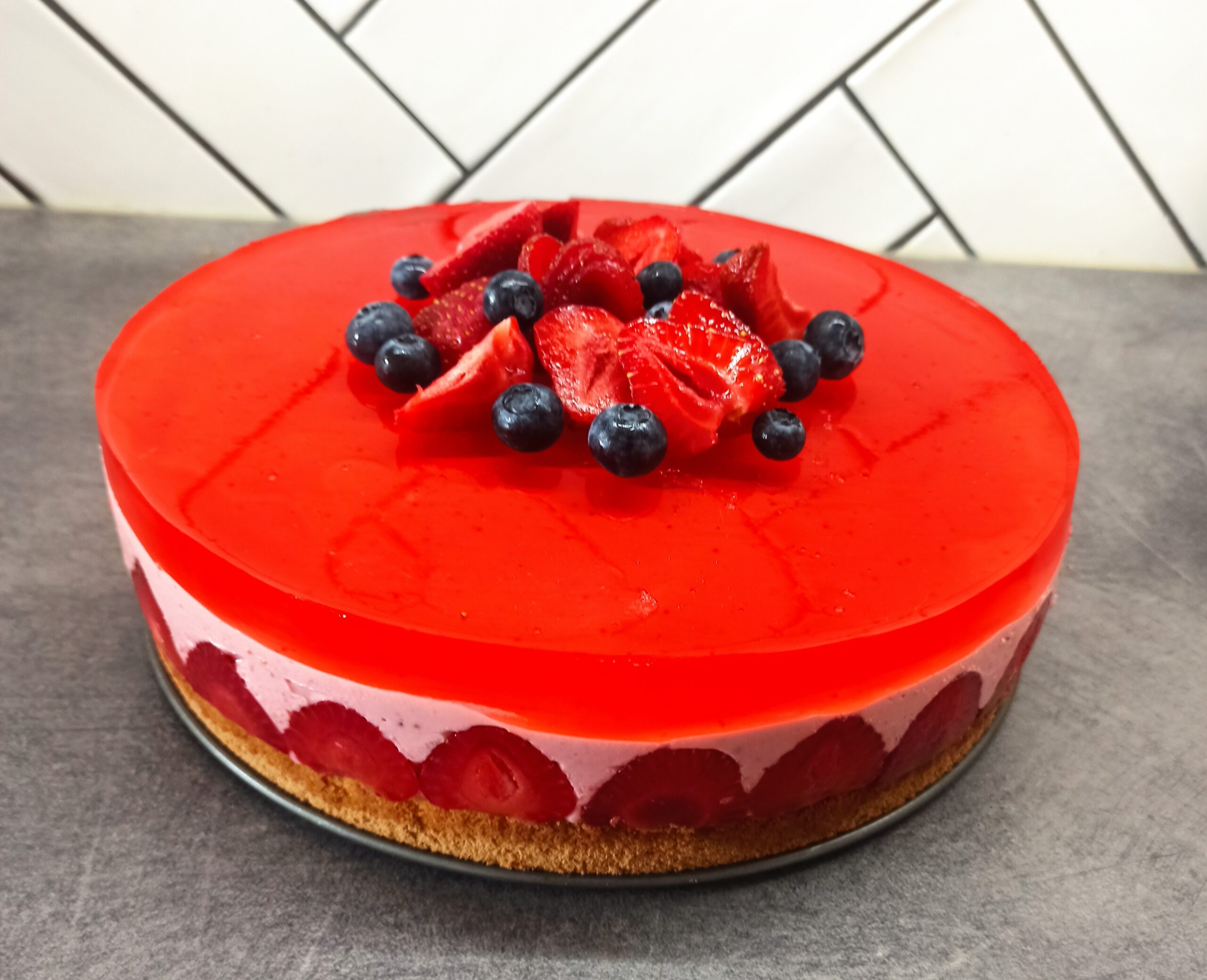 Ciasto z musem truskawkowym i galaretką