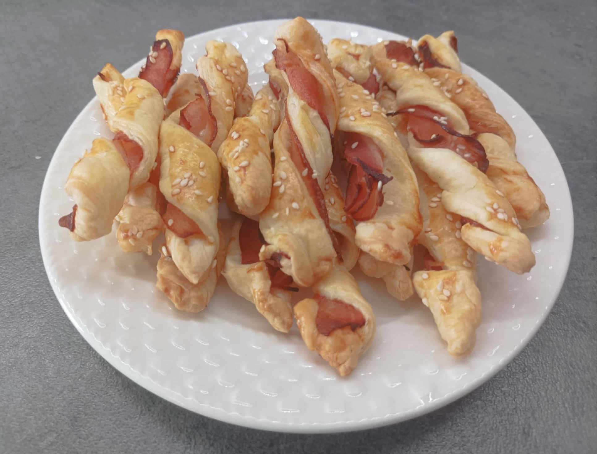 Paluchy z boczkiem, z ciasta francuskiego